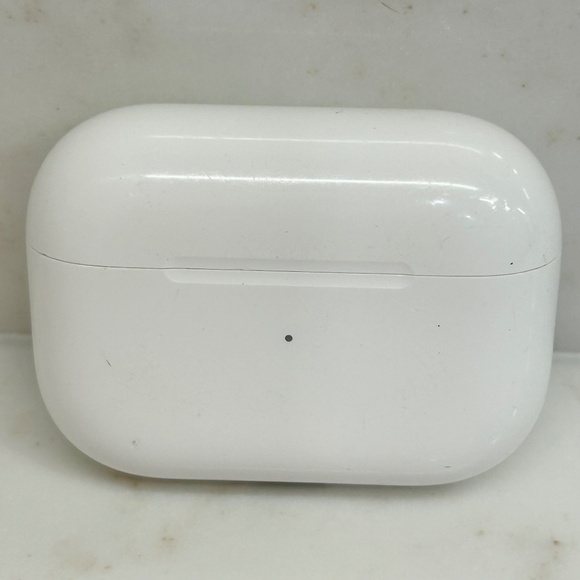 AirPods Pro - 2nd Generation - MagSafe & Lightning - Charging Case Only - A2700 - Picture 2 of 6